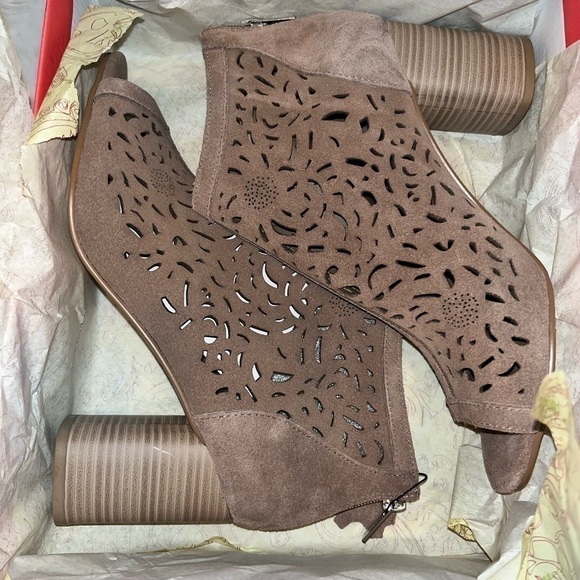 NEW! American Rag Womens Glia Suede Perforated Shooties, Various Sizes - Picture 11 of 13